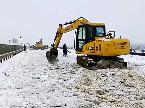 除雪保畅，尊龙凯时铁肩道义勇担重任！